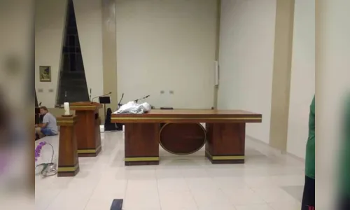 
							Homem invade igreja e quebra todas imagens sacras do templo religioso
						
						