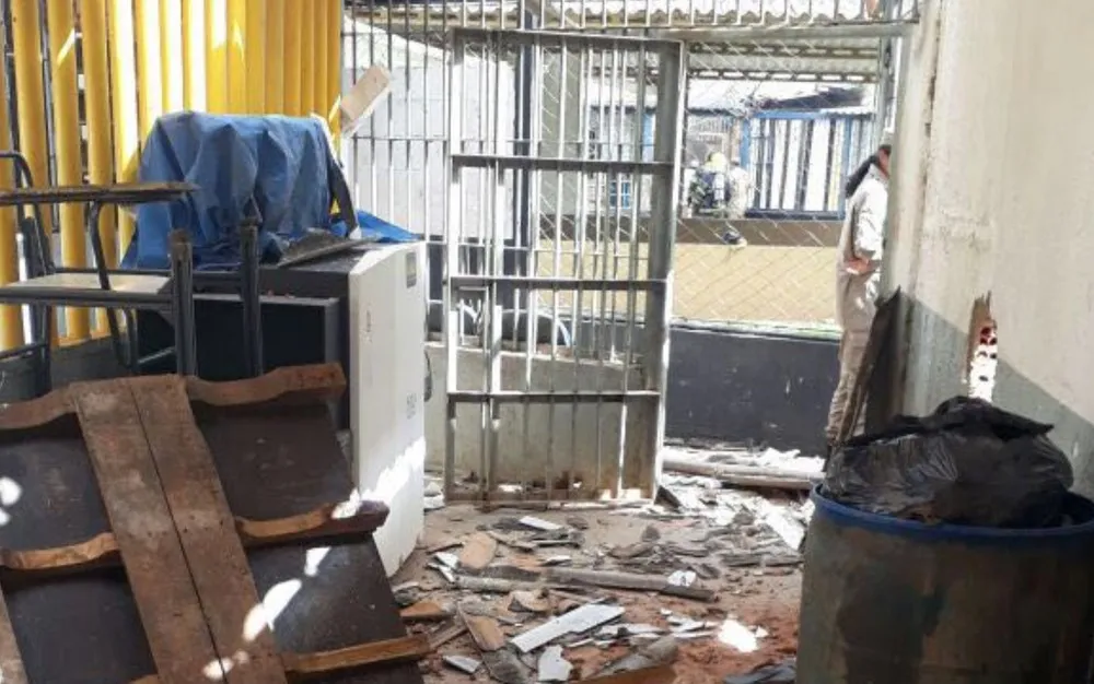 Rebelião em presídio deixa celas destruídas em Aparecida de Goiânia (Foto: Reprodução/TV Anhanguera)