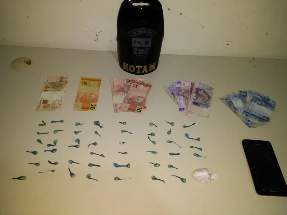 Crack e dinheiro apreendidos pela PM em Apucarana - Foto Divulgação