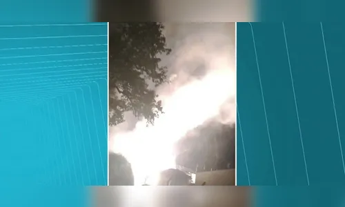 Acidente com fogos de artifício deixa homem ferido e provoca estragos em casas, carros e igreja