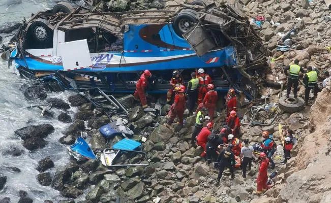 Acidente com ônibus deixa ao menos 36 mortos no Peru - FOTO - EFE