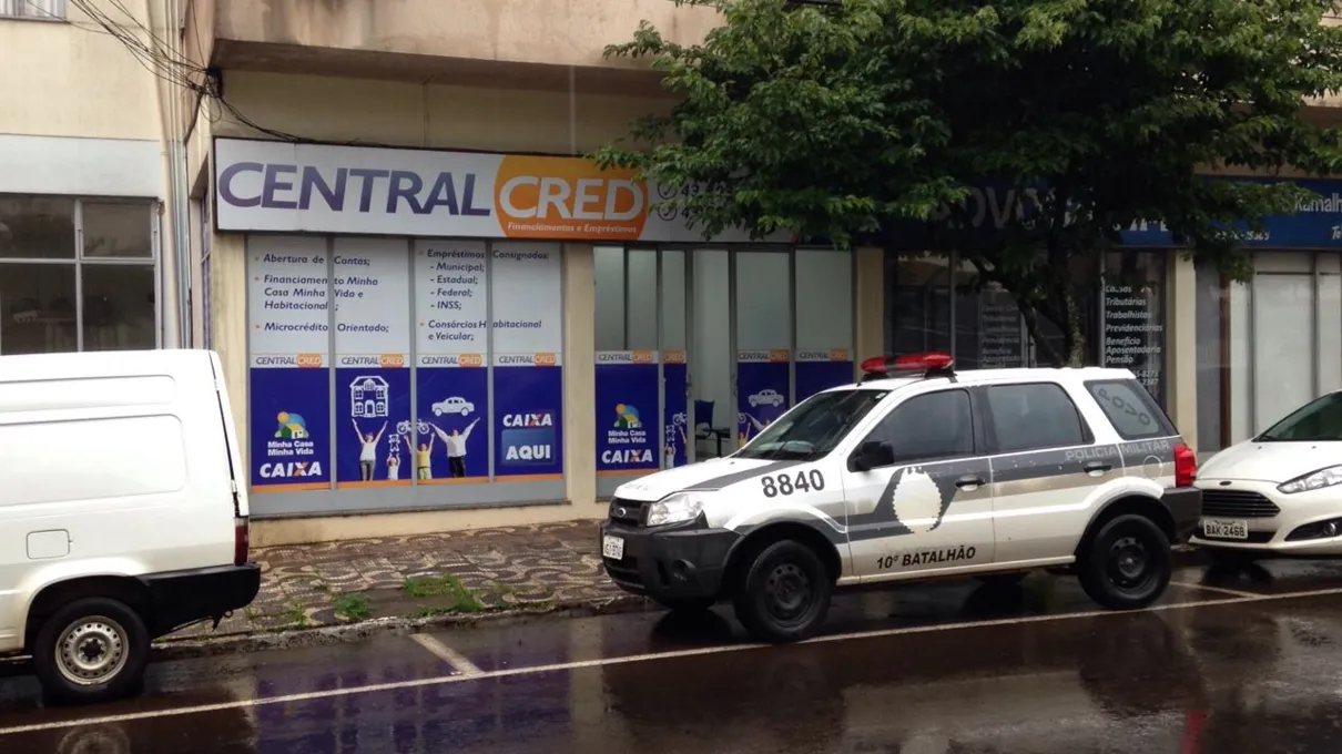 Bandidos armados assaltaram a Centralcred no centro de Apucarana na manhã desta terça-feira (2) - Foto: TNONLINE