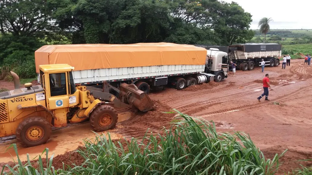 Uma queda de barreira no quilômetro 44 da BR-376, no município de Loanda, na região noroeste do Paraná, bloqueou o tráfego de veículos - Foto: PRF