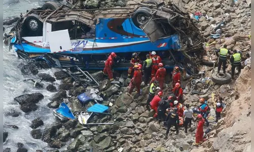 Acidente com ônibus deixa 36 mortos no Peru