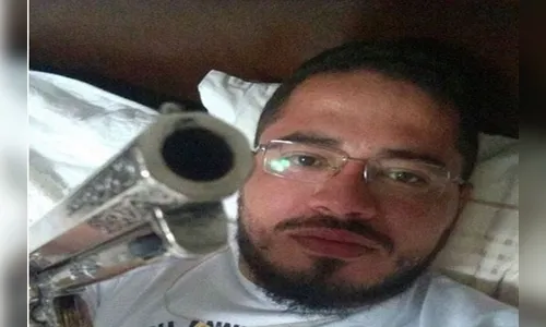 Padre gera polêmica ao postar foto com revólver de brinquedo no WhatsApp e pede perdão