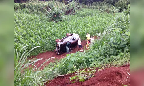 Capotamento deixa três pessoas feridas em Califórnia
