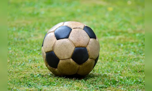 Árbitra de futebol fica inconsciente após ser agredida por jogador durante partida de campeonato