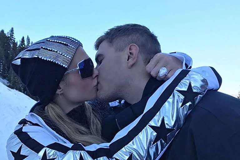 Paris Hilton é pedida em casamento nas montanhas de Aspen  - Foto - F5 - Uol