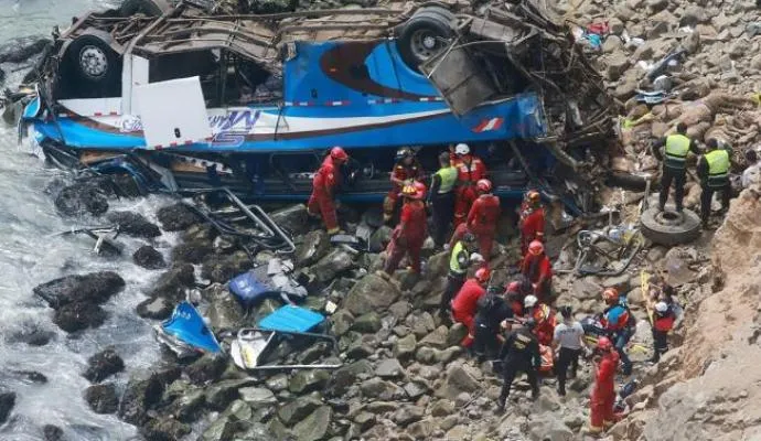 Acidente com ônibus provocou 48 mortes no Peru - FOTO - EFE
