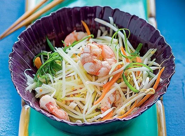 Salada Thai com camarão