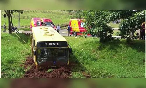 Ônibus cai em barranco e três passageiros ficam feridos
