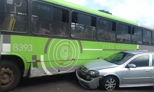 Carro e ônibus metropolitano colidem em trevo de acesso para Jandaia