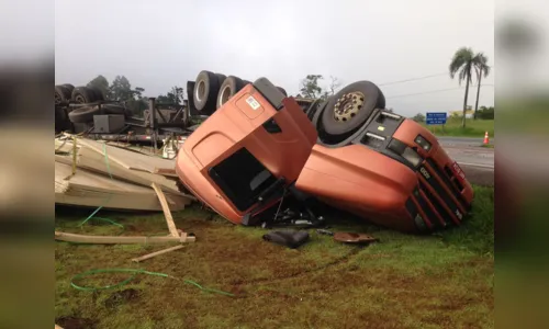 
							Carreta carregada com madeira capota na BR-369 e motorista fica ferido
						
						