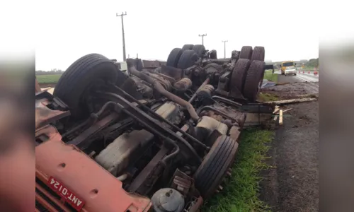 
							Carreta carregada com madeira capota na BR-369 e motorista fica ferido
						
						