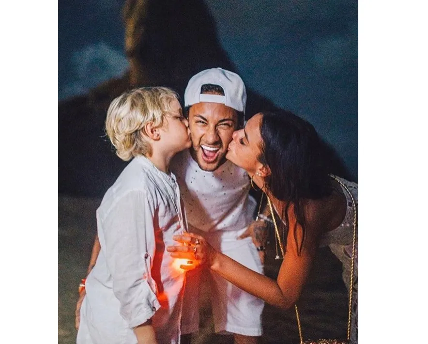 Neymar posta foto com Bruna e o filho Davi Lucca