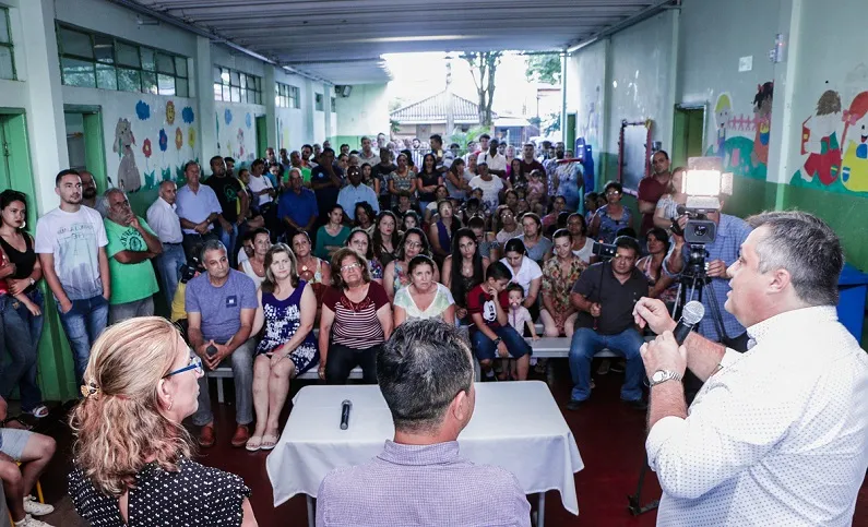 O prefeito de Apucarana, Beto Preto, assinou no início da noite desta quarta-feira (04) a ordem de serviço para o início das obras de reforma e ampliação do CMEI da Vila Nova - Foto: Josias Profeta