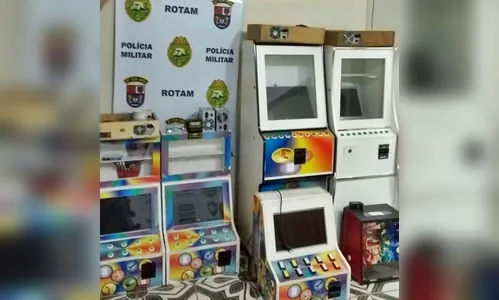 Quatro são presos e seis máquinas caça-níqueis apreendidas em Faxinal