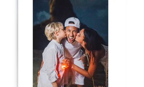 Neymar posta foto com Bruna e o filho Davi Lucca