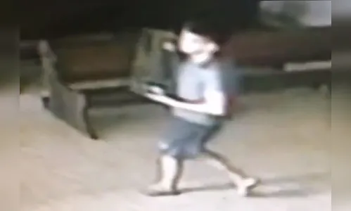 Ladrão faz sinal da cruz antes de furtar imagem de Nossa Senhora Aparecida; veja vídeo