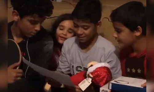 Menino fica emocionado ao receber do pai macaco de pelúcia com voz da mãe que morreu; veja vídeo