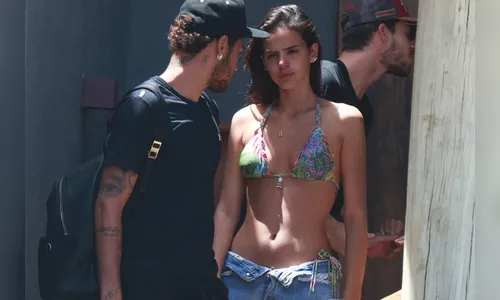 Bruna Marquezine cai no choro ao se despedir de Neymar