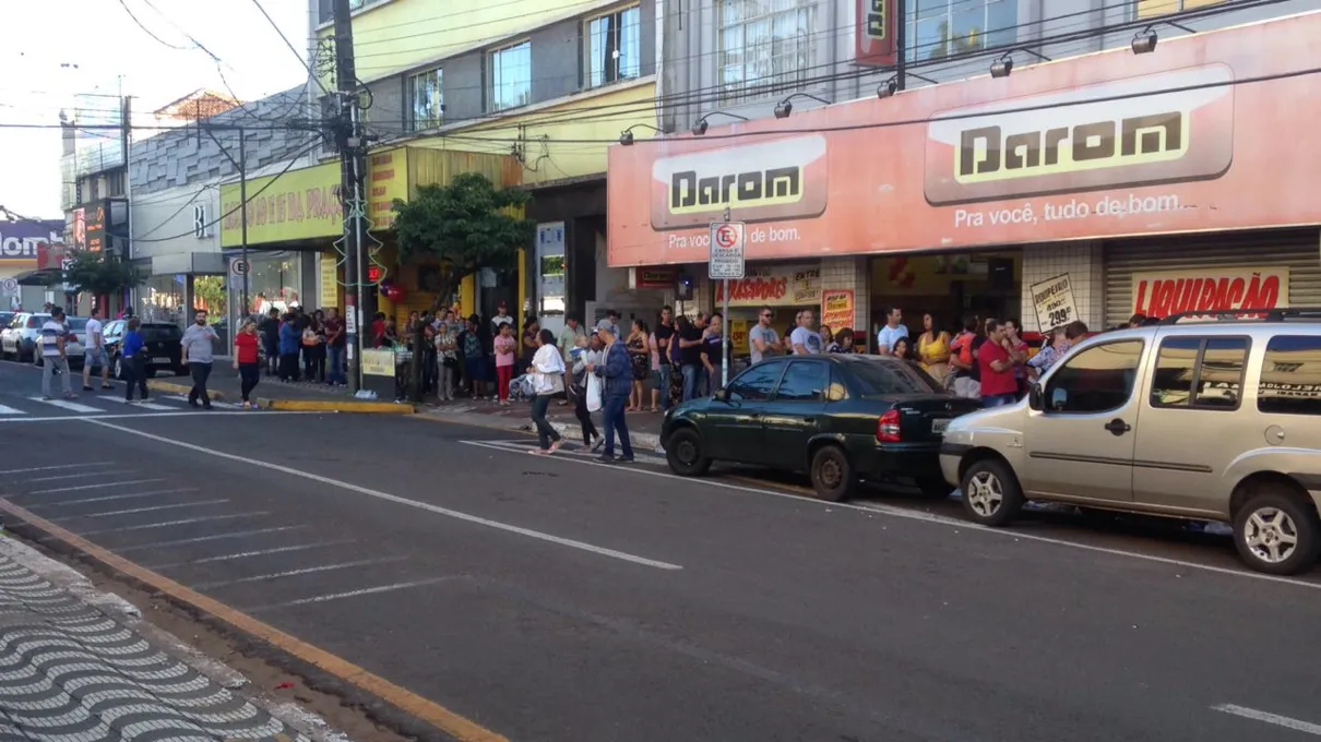 Apucaranenses foram às compras nesta sexta-feira e fizeram filas para aproveitar descontos - Foto: TNONLINE