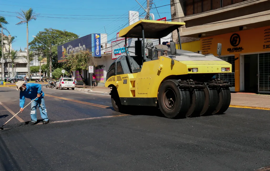 A área central de Apucarana está ganhando as primeiras faixas elevadas que, além de segurança aumentarão acessibilidade dos pedestres (Foto: Edson Denobi)