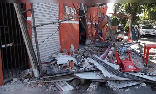 Marquise de bar desaba e deixa três pessoas feridas, uma em estado grave 