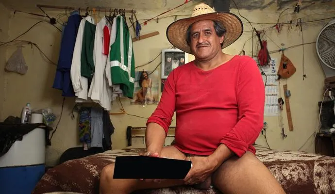 O mexicano Roberto Esquivel Cabrera, de 55 anos, afirma ter maior pênis do mundo: 48 centímetros - Foto: Barcroft /Metro