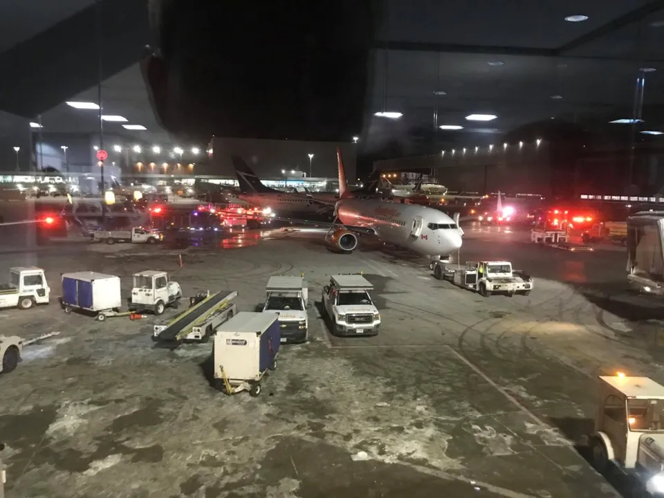 Aviões colidiram em pista do aeroporto de Toronto e houve explosão - Foto: John-Ross Parks/via REUTERS