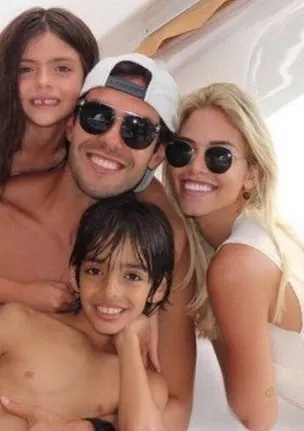 Kaká curte férias na praia com a namorada e os filhos; fotos