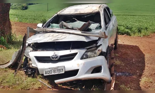 Carro dirigido por médico de Ivaiporã capota na PR-272