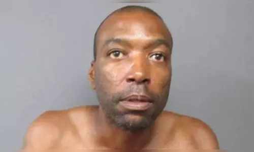 Homem invade casa, tira roupa para tomar banho com a dona e se dá mal