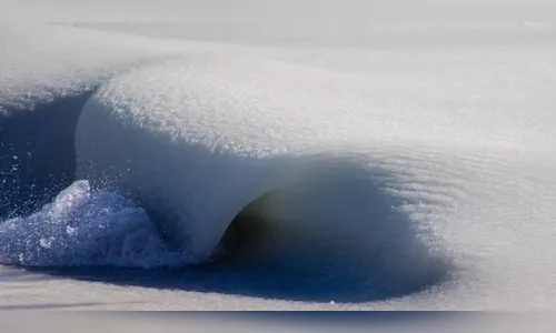 Ilha dos Estados Unidos tem ondas congeladas pelo frio