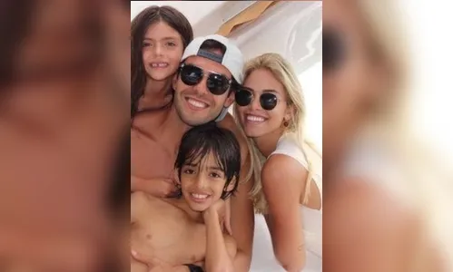  Kaká curte férias na praia com a namorada e os filhos; fotos