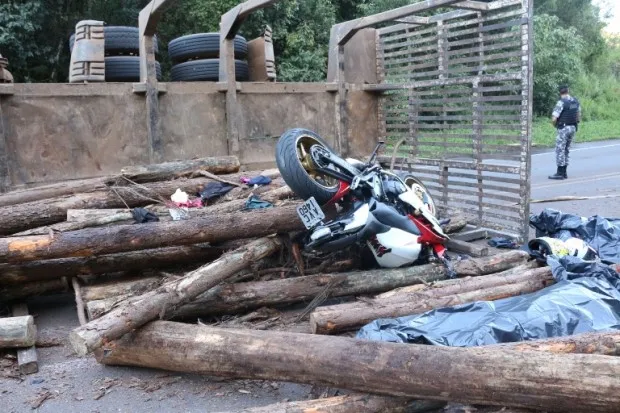 A ruptura do engate fez com que o último vagão do bi-trem tombasse sobre a moto e seus ocupantes  Foto: Blog Jonei Farias A ruptura do engate fez com que o último vagão do bi-trem tombasse sobre a moto e seus ocupantes Foto: Blog Jonei Farias