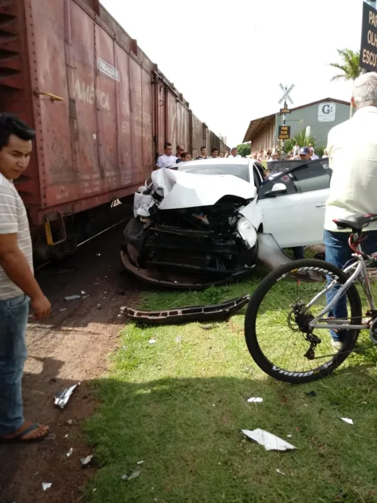 Acidente envolvendo trem e carro em Arapongas deixou mulher ferida FOTO - REPRODUÇÃOWHASTSAPP