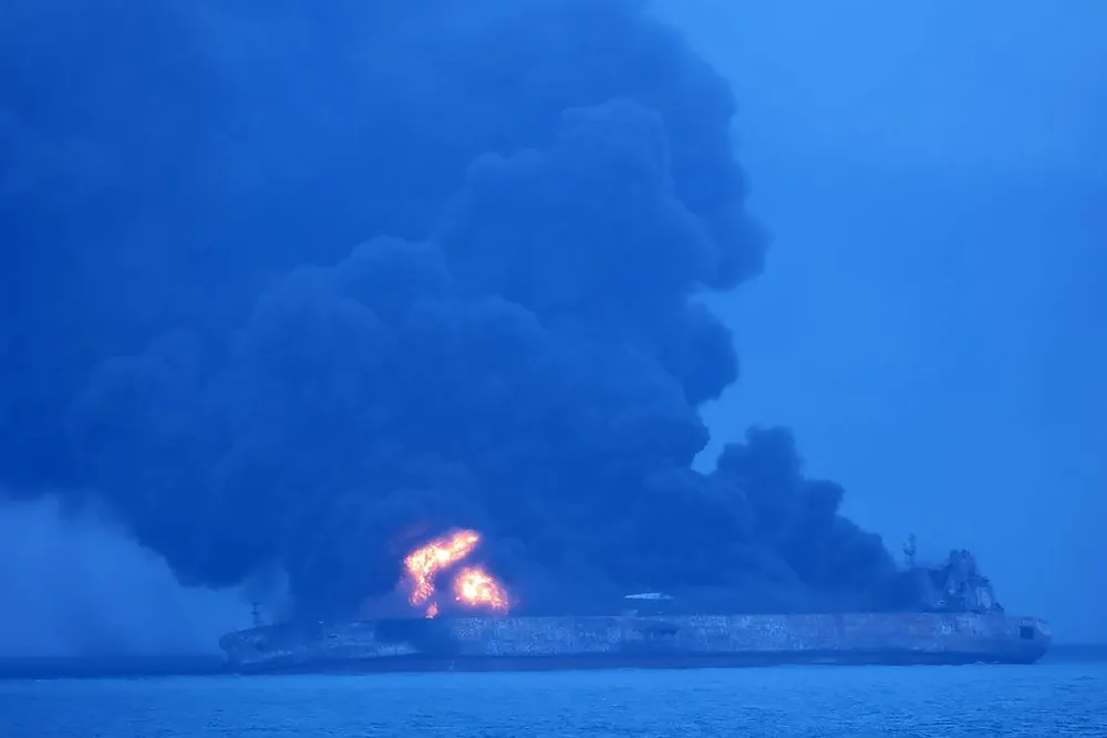 Batida na China envolve um petroleiro iraniano com registro do Panamá e um navio de carga de Hong Kong. (Foto: KOREA COAST GUARD / AFP)