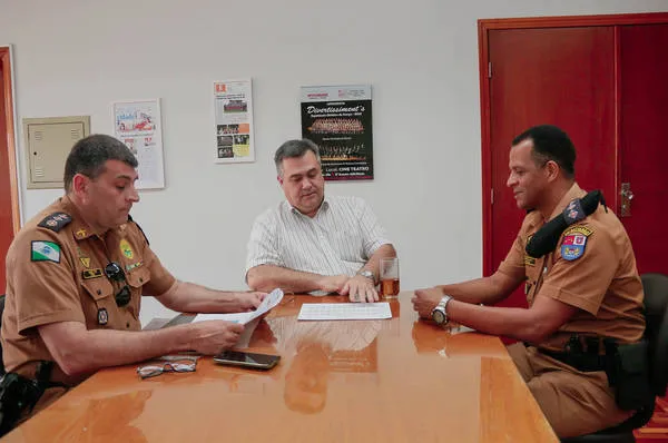 Major Marcos Faccio, prefeito Beto Preto e capitão Vilson: segurança pública em foco - FOTO - REPRODUÇÃO/TN