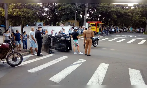 Moto pilotada por menor em fuga colide contra carrinho de levar caixões funerários