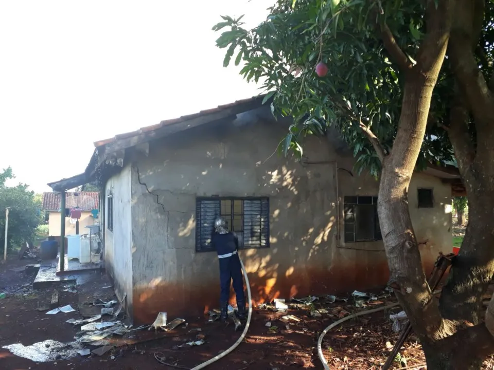 Incêndio destrói casa em Jandaia do Sul