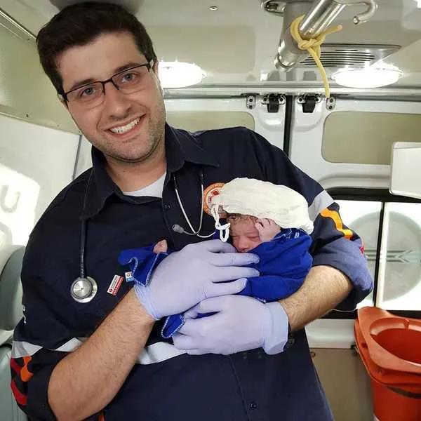 Mãe dá à luz dentro de ambulância no Paraná
