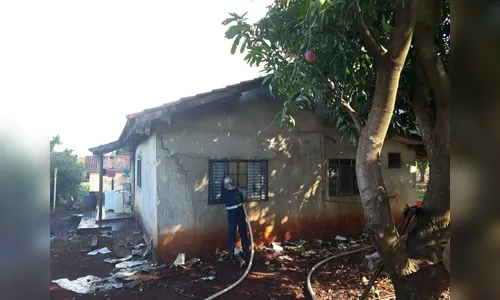 Incêndio destrói casa em Jandaia do Sul