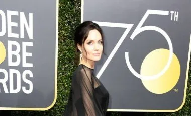 Angelina Jolie ignora Jennifer Aniston no palco do Globo de Ouro; veja
