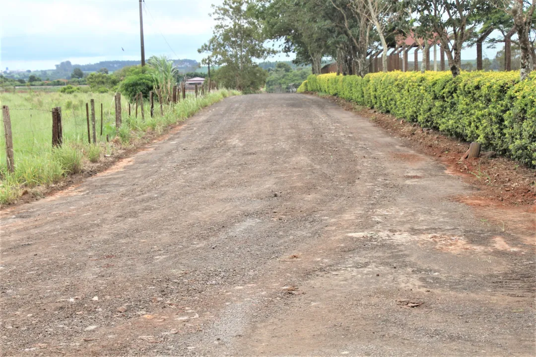 Estrada do Ema recebe manutenção