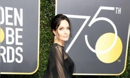 Angelina Jolie ignora Jennifer Aniston no palco do Globo de Ouro; veja