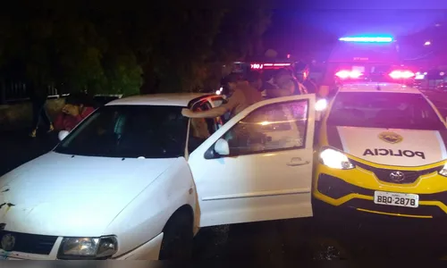 Mulher dá a luz dentro de carro com ajuda de policiais 