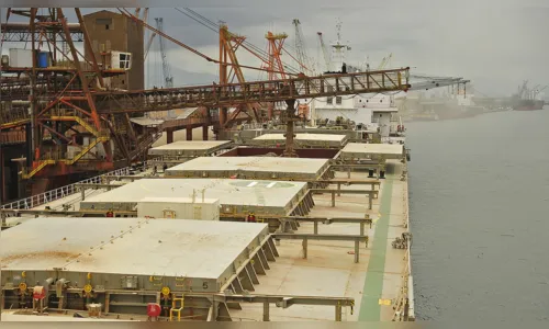 
							Porto de Paranaguá fecha 2017 com movimentação recorde de 51,5 milhões de toneladas
						
						