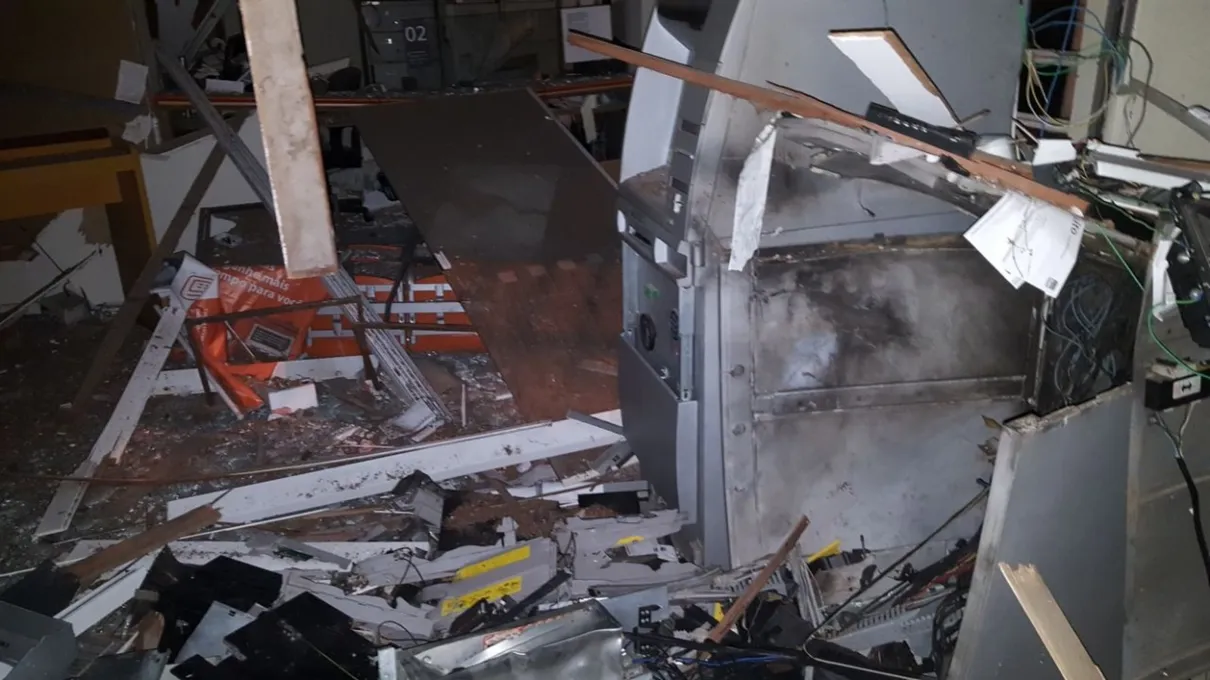 Criminosos explodiram dois caixas eletrônicos de agência bancária, em Guaraqueçaba - Foto: Divulgação - Polícia Militar