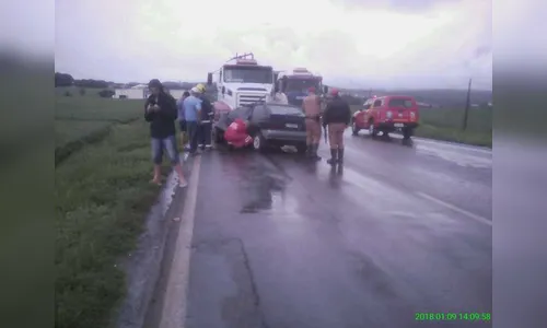 Adolescente morre ao bater de frente contra caminhão